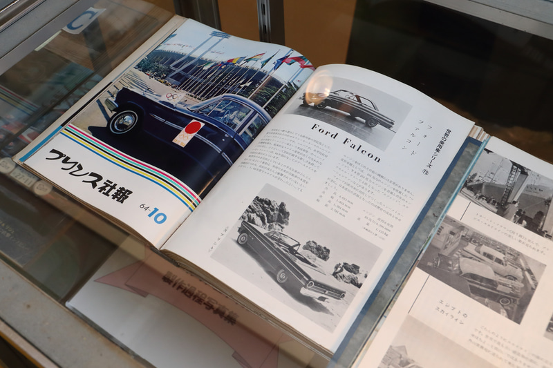 ガラスケースに展示されている資料はどれも貴重なものばかり。いずれも全ページ読破したくなります（残念ながら読むことはできません）