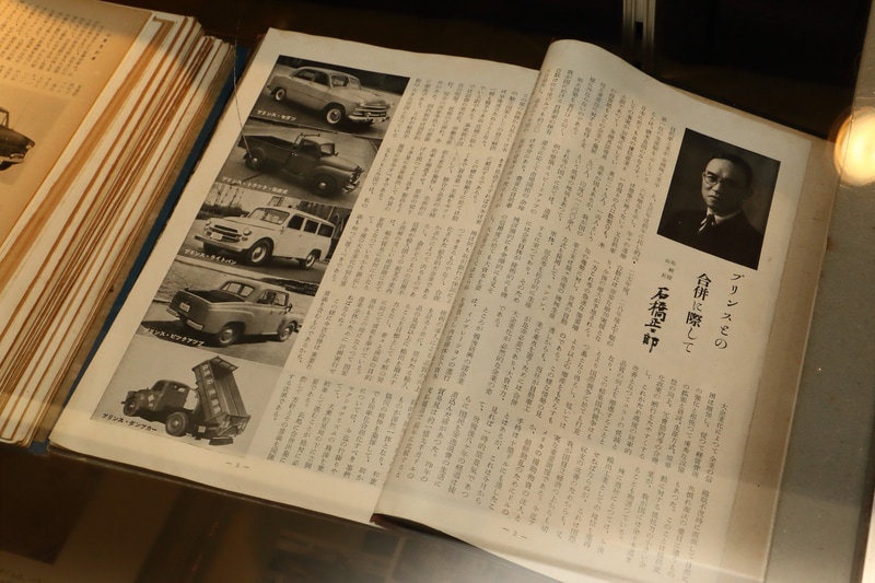 ガラスケースに展示されている資料はどれも貴重なものばかり。いずれも全ページ読破したくなります（残念ながら読むことはできません）