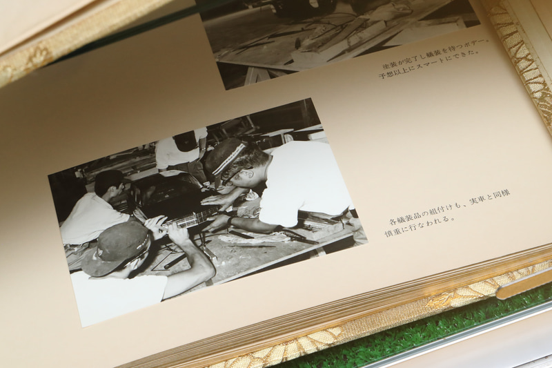 ガラスケースに展示されている資料はどれも貴重なものばかり。いずれも全ページ読破したくなります（残念ながら読むことはできません）