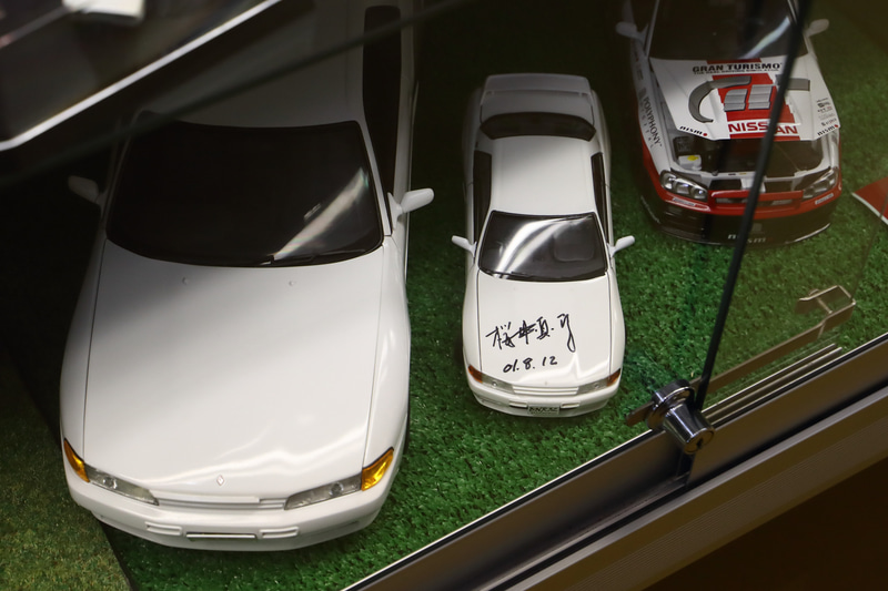 館内のいたるところにスカイラインに縁のある開発者や、レーシングドライバーのサインがあります