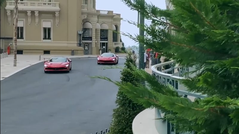 走行シーンの撮影は、同じSF90 Stradaleにカメラ機材を取り付けて行なわれた