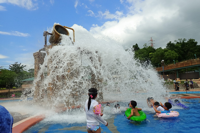 「アドベンチャーリバー」。大量の水が一気に流れ落ちる「勇気の聖杯」や不規則に水を振りまく「あばれ噴水」など、大量の水を使った仕掛けが楽しめる流水プール