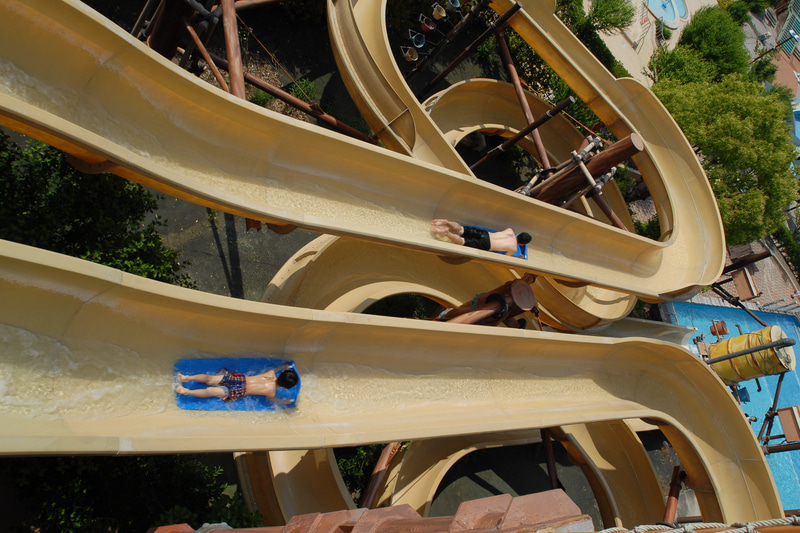 「パワーバトルスライド」。2つのレーンを別々に出発し、2人で基準タイムクリアを目指すスライダー。定員：1名（各レーン）。利用制限：身長120cm以上。コース全長：80m