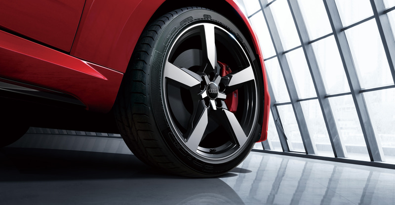 Audi Sport製5アームポリゴンデザイン19インチアルミホイール