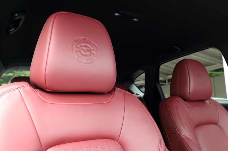 ヘッドレストに刻印