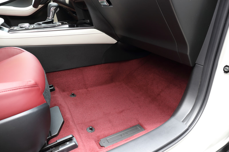 内装のカーペットもバーガンディに