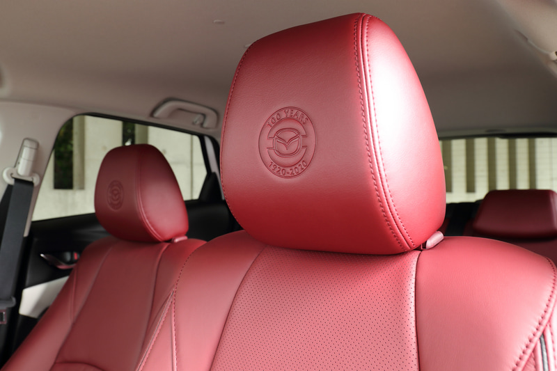 ヘッドレストに刻印