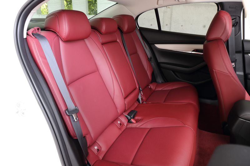 バーガンディのシート