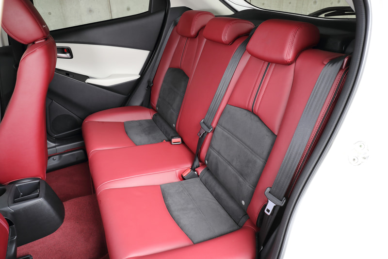 バーガンディの皮とウォームグレーのメランジ調の布を組み合わせたシート