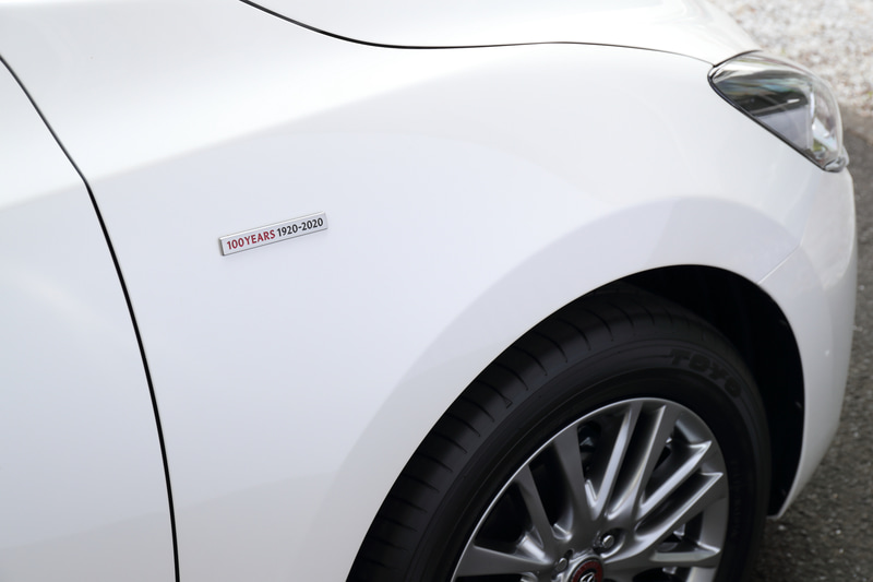 専用のホイールキャップとバッヂ