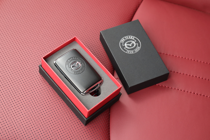 キーホブはケースにも刻印を施した