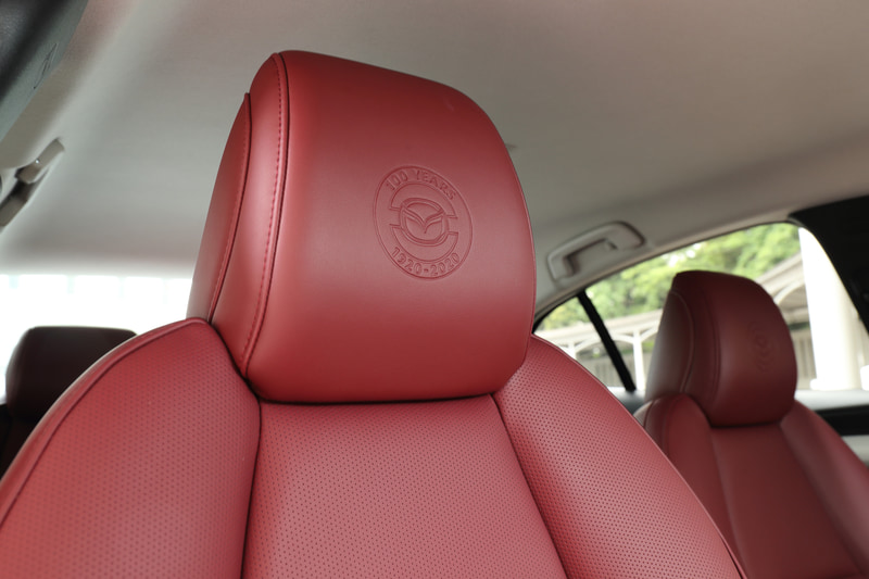 ヘッドレストには100周年記念ロゴが刻印される