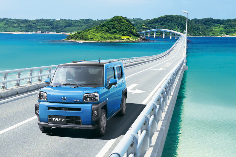 新型「タフト」は前席頭上に大きなガラスルーフを配置。開放感のある明るい車内はこれからの外出がきっと楽しくなるだろう