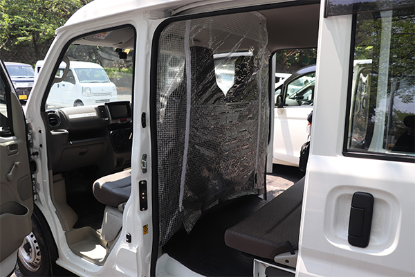 エブリイに設置された間仕切りカーテン