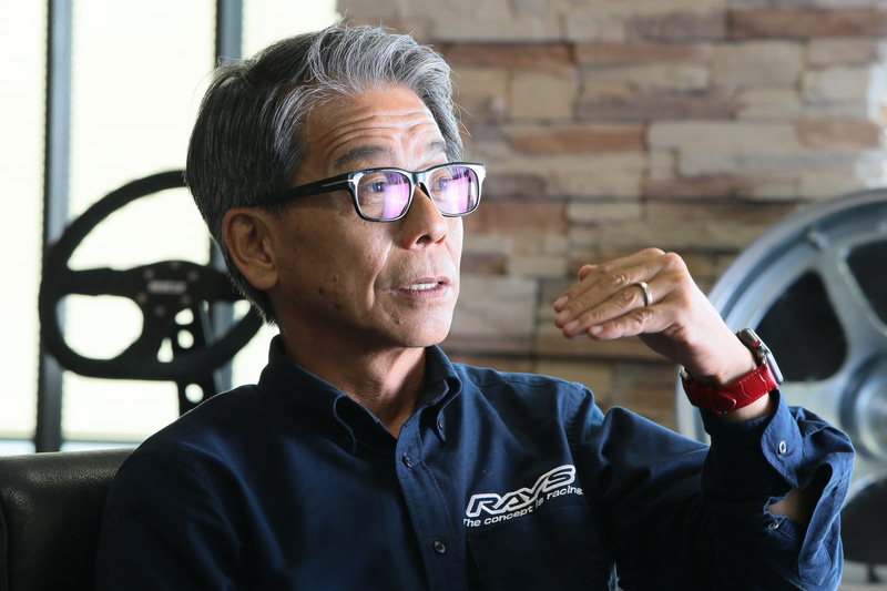 株式会社レイズ 執行役員/第二商品企画部 部長/ボルクレーシング企画開発課 プロデューサー/モータースポーツデビジョン プロジェクトリーダーと多くの肩書きを持つ山口浩司氏