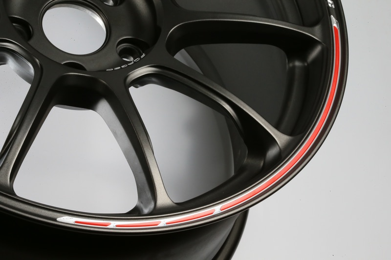 リムには、片側には切削のみのストロボライン、片側には赤いペイントを施すREDOTによるストロボラインが刻まれ、ラインのない部分にはVOLK RACINGとMADE IN JAPANの文字が入れられる