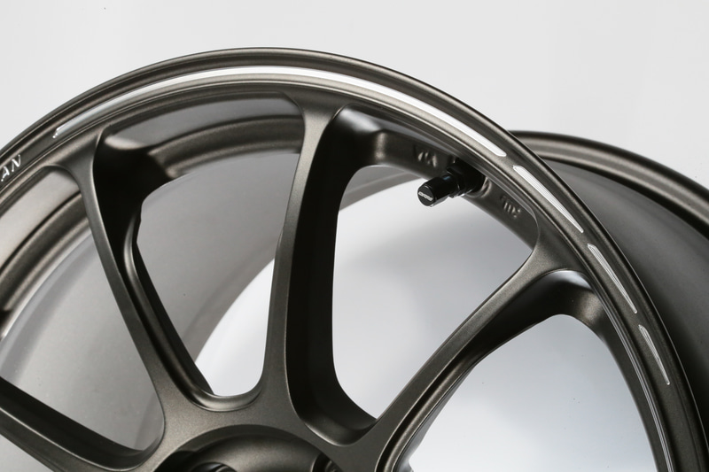 リムには、片側には切削のみのストロボライン、片側には赤いペイントを施すREDOTによるストロボラインが刻まれ、ラインのない部分にはVOLK RACINGとMADE IN JAPANの文字が入れられる