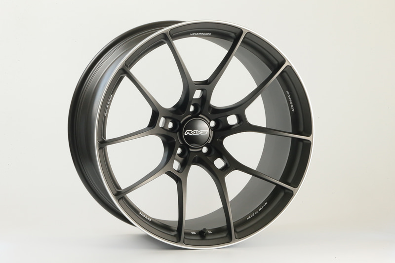 ボルクレーシング「G025」。鍛造1ピース構造でカラーはマットガンブラック/リムエッジDC、フォーミュラシルバー/リムエッジDC。サイズは19インチ×7.5J～20インチ×12J。価格は9万2000円～11万3000円（税別）