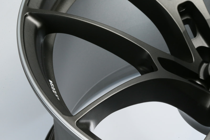 G025のスポーク幅はわずか5.5mm。この細さであっても十分な強度と剛性が確保できているのはレイズの鍛造技術と解析技術の高さの現われだ