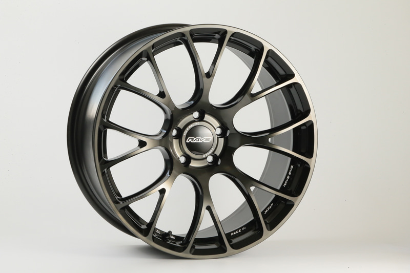 サイズは19インチ×8J～20インチ×10J、価格は8万9000円～10万円（税別）