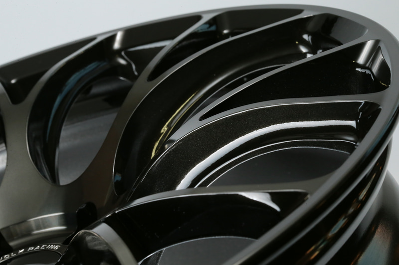 切削したアルミ地の上にブラッククリアを吹く。クリア層の厚さはどの面も一定なので下地の透け具合は均一。この塗装技術もとても難易度が高いもの