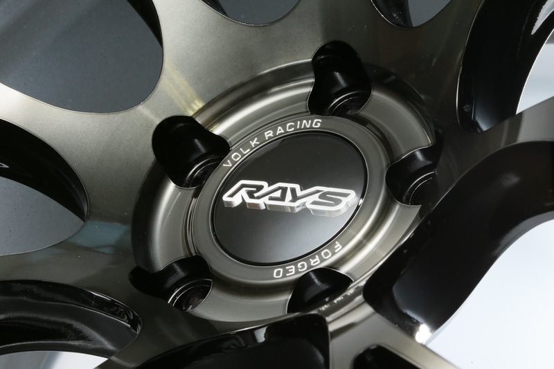 ブランドロゴや鍛造を示す文字は切削によって作られる。こうした文字情報もデザインの一部として活用している