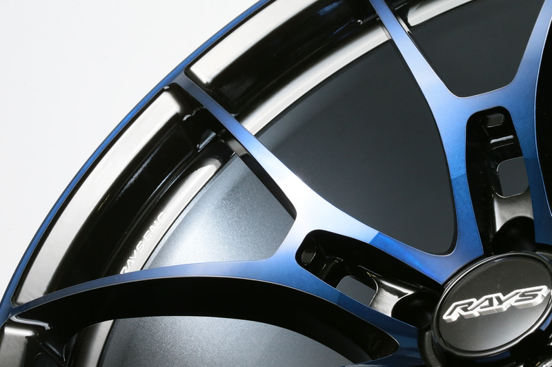 均等に塗られたクリア層のおかげで、このホイールでしか出せないブルーを作り出した。「色も性能」と考えているレイズは塗装も内製だ
