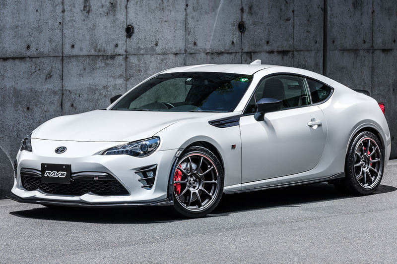 ボルクレーシング「ZE40 TIME ATTACK II」。カラーはマットガンブラック。このカラーもレイズが独自で作り出している。詳細は<a href="https://car.watch.impress.co.jp/docs/news/1260006.html" class="n" target="_blank">関連記事</a>参照