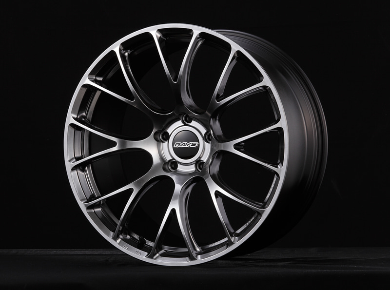 ボルクレーシング「G16」。鍛造1ピース構造でカラーはブライトニングメタルダーク、マットガンブラック/リムエッジDC。サイズ設定は19インチ×8J～20インチ×11J。価格は8万3000円～10万2000円（税別）