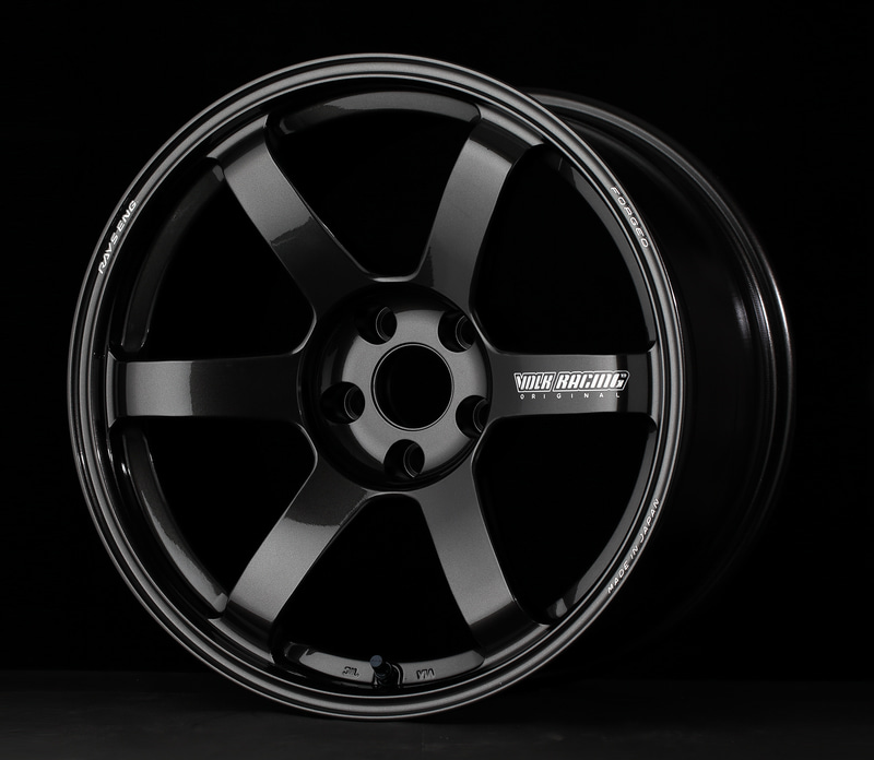 ボルクレーシング「TE37 SAGA」。写真はダイヤモンドダークガンメタで他にブロンズがある。サイズ設定は17インチ×7J～18インチ×11J。価格は6万7000円～8万4000円（税別）