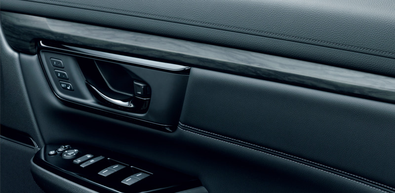 BLACK EDITIONロゴ入り本革シートやブラックルーフライニングを採用