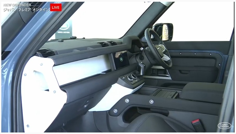 フロントシートのセンターコンソールはレスオプションも可能でサイドウォークスルーが可能となる