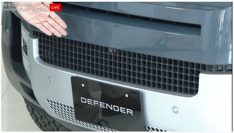 スクエアで大柄なボディを持つ新型ディフェンダーだが、車両前後のカメラと画像合成技術によって周辺確認をサポート