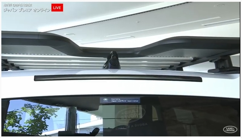 スクエアで大柄なボディを持つ新型ディフェンダーだが、車両前後のカメラと画像合成技術によって周辺確認をサポート