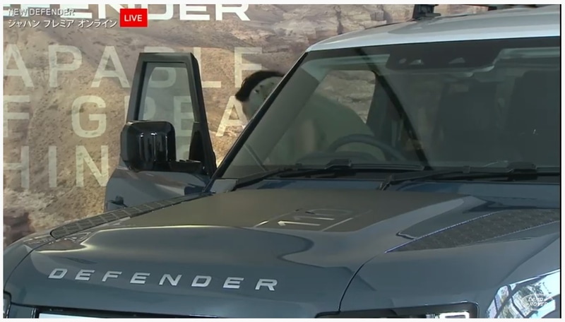 展示されていた新型ディフェンダーの車内から稲垣選手が登場