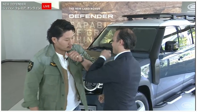 稲垣選手とハンソン社長が握手の代わりに腕でタッチ