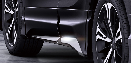 「サイドスカート」（素地：6万9300円、塗装済：8万2500円）。フロントからリアへの流れをキレのある造形で繋ぎ、低重心で安定感のあるフォルムを演出。大型ドアパネルタイプのデザインにシャープな加飾を組み合わせ、存在感のあるダイナミックなイメージを創出する