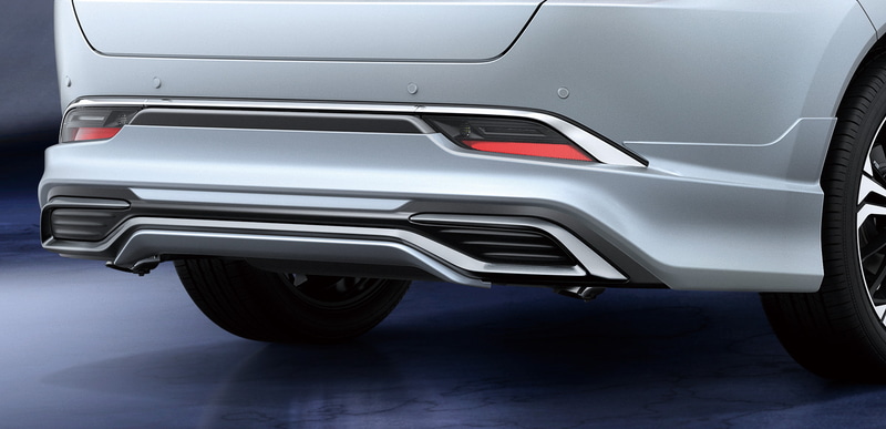 「リアスタイリングキット（リアスカート［素地：5万7200円、塗装済：6万2700円］＋マフラーエクステンション［8800円］）」。左右のコの字形状がセンターで繋がるグレーメタリック加飾が、ワイド感とメカニカルテイストを表現。門構えのデザインがスタンスのよさと、さらなるスポーティイメージを増幅させる