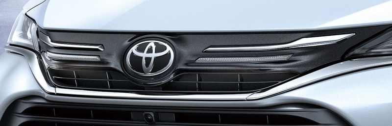 「シグネチャーイルミグリル」（7万4800円）。ブラックアウトされたグリル上部にキレのあるメッキ加飾を配し、引き締まった表情を創出。下側にはLEDイルミをワイド方向に伸ばし、先進的なフロントフェイスを演出