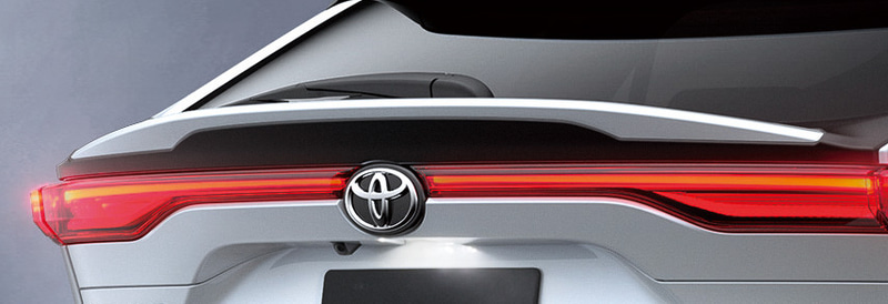 「バックドアスポイラー」（素地：3万5200円、塗装済：4万2900円）。ブラックアウトされた中にフローティングデザインのウイング形状を配し、先進的でダイナミックなリアスタイルを強調