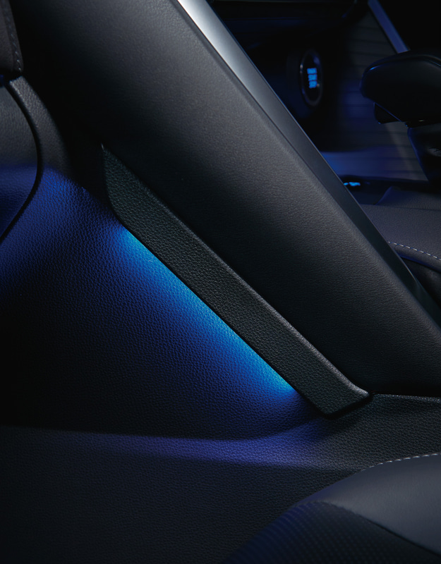 「ブルーライティングキット」（3万800円）。センターコンソール左右に配したブルーの間接照明が足下を照らし、先進的なインテリア空間を演出