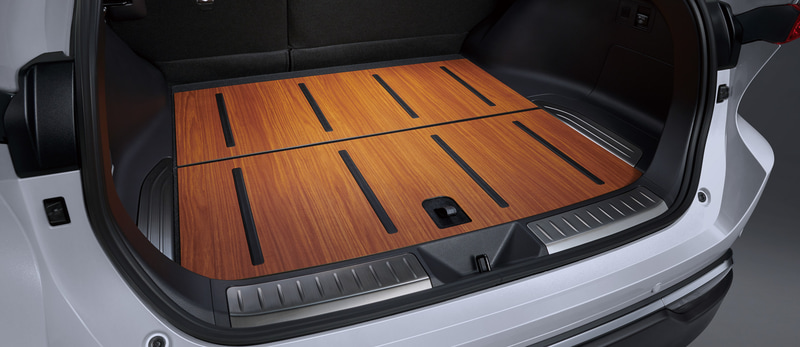 「ラゲージウッドデッキ」（4万700円）。ラゲージボードを木目調のフローリングにすることで、華やかな高級感をラゲージルームに創出。また、水や泥汚れなどをサッと拭くことができ、使い勝手も向上させる機能性も持ち合わせたアイテム