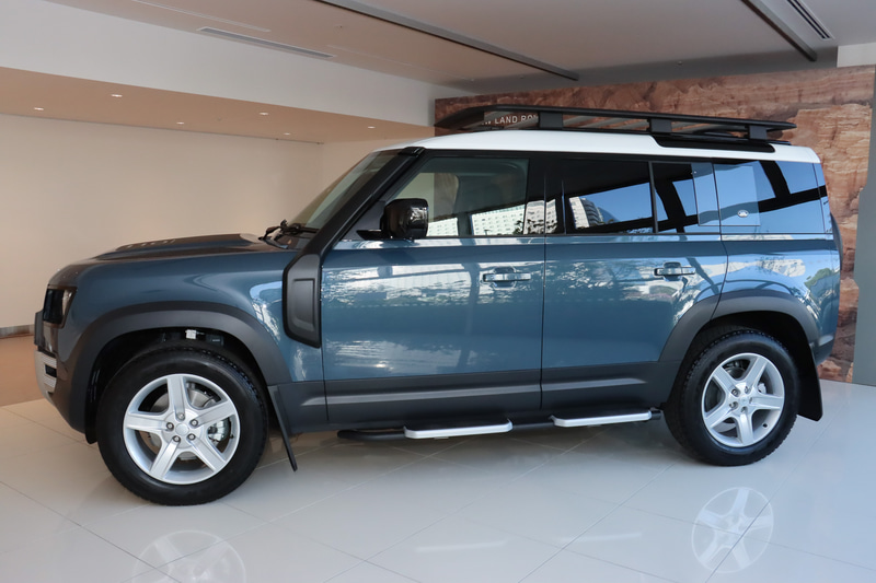 ボディカラーは「タスマンブルー」でルーフカラーは「ホワイト」