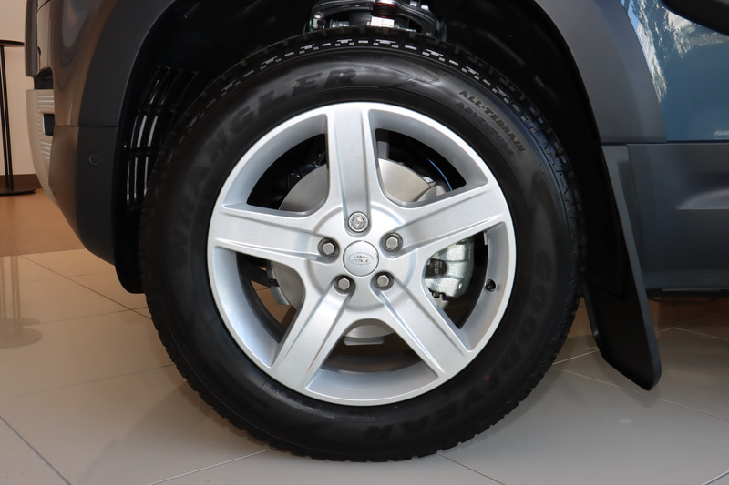 5スポークホイールに20インチのグッドイヤー製オールテレーンタイヤを組み合わせる