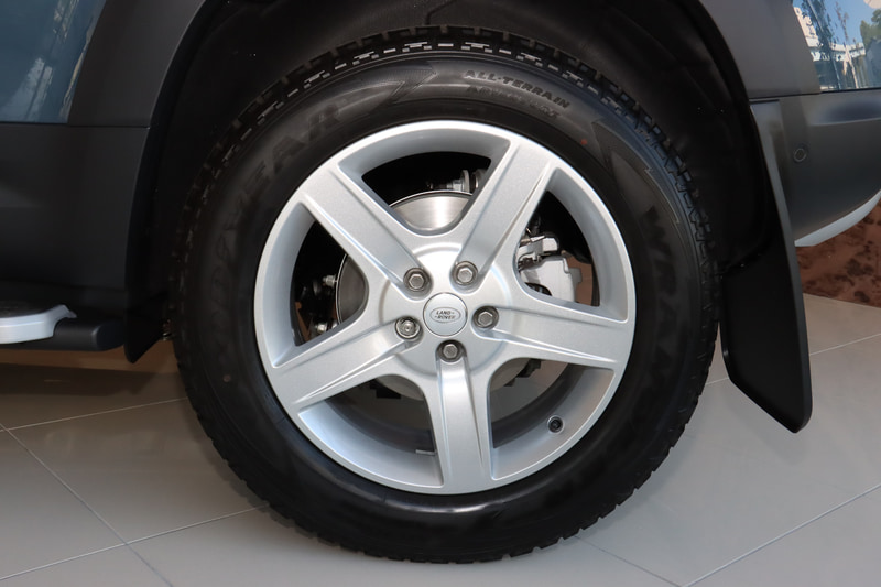 5スポークホイールに20インチのグッドイヤー製オールテレーンタイヤを組み合わせる