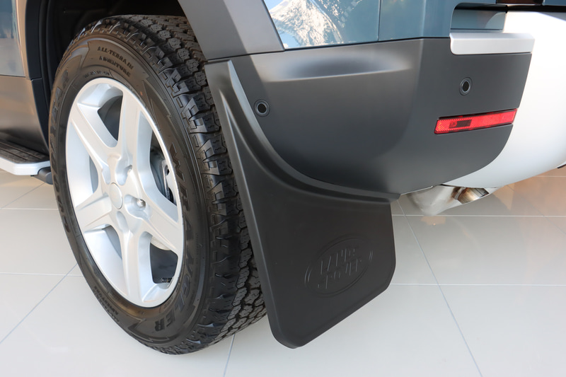 泥はねなどを抑制する「リアクラシックマッドフラップ」