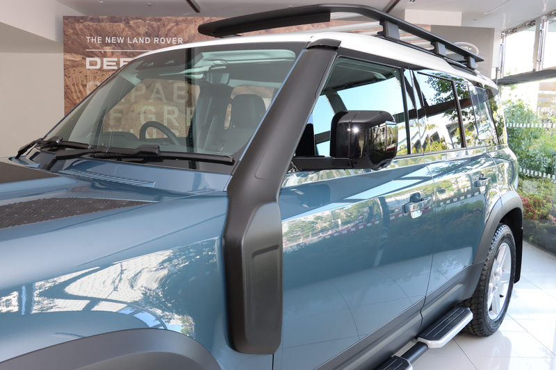 砂塵などを吸い込んでエアクリーナーフィルターが目詰まりしないようにする「レイズドエアインテーク」。シュノーケルではないので、装着しても渡河水深性能は最大900mmのまま