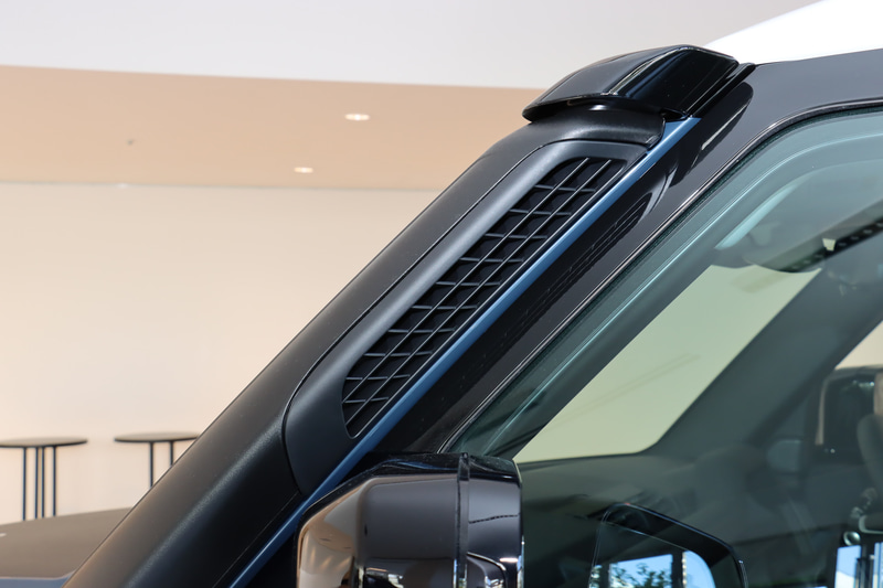 砂塵などを吸い込んでエアクリーナーフィルターが目詰まりしないようにする「レイズドエアインテーク」。シュノーケルではないので、装着しても渡河水深性能は最大900mmのまま