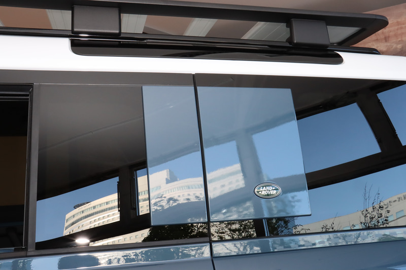 サイドビューでアイデンティティを示す「アルパインライト」と「フローティングピラー」