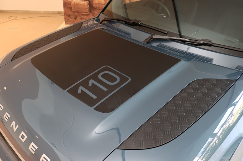 マットブラックの「ボンネットデカール」を装着